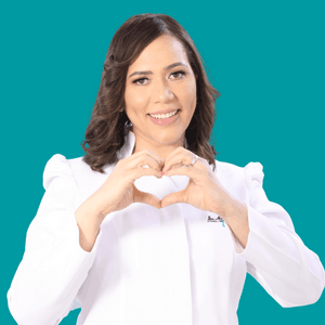 Dra. María Teresa Moreta formando un corazón con sus manos